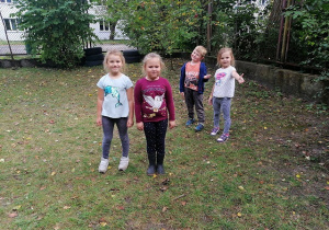 Małgosia, Lena,Julek, Lena pozują w ogródku przedszkolnym do zdjęcia